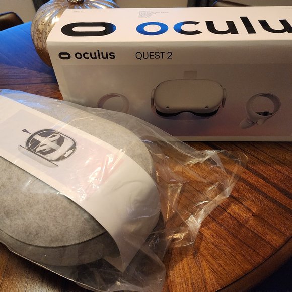 Brand new Oculus Quest 2 and carring case